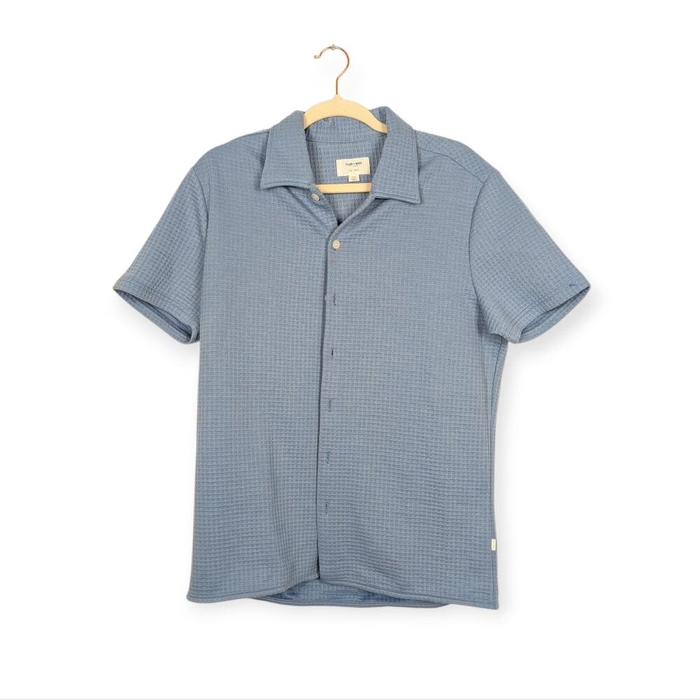 Julian & Mark Blue Waffle Knit Short Sleeve Button Down Shirt Size M